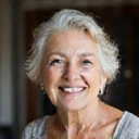 Profilbild einer älteren, glücklichen Dame